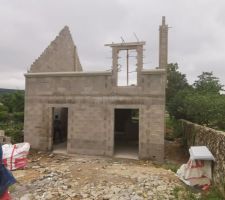 Elevation des murs termin&eacute;e  vue de face