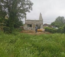 Elevation des murs terminée : vue côté jardin derrière maison