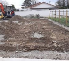Décapage du concassé béton sur la zone du puits climatique. On stocke sur 2 tas à côté, il sera remis à la fin.