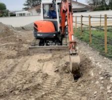 Purge de la 1ère tranchée affaissée. La terre argileuse extraite sera posée sur le côté, avant d'être évacuée sur le tas de terre à évacuer en bas du terrain.
On creuse sur environ 50cm de profondeur.