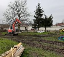 De nombreux aller-retours plus tard, les tas de terre à côté du garage et à côté de la zone roulable (sur l'emplacement de la maison donc) sont descendu en bas du terrain sur le gros tas de terre à évacuer. C'est beaucoup plus long qu'avec un dumper, mais avec le godet de curage ça va assez vite au final. Le sol est ruiné par contre (mais pas grave, ça repoussera vite).