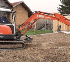 Étalement du concassé béton. On forme la pente et on aplani en avançant avec les chenilles.