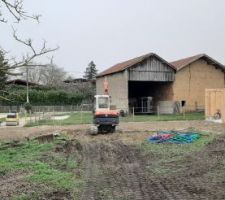 Les 2 tas de terre ont été évacués, le terrain est désormais un peu plus présentable. On voit bien tous les aller-retours de la mini-pelle.