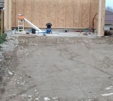 Après avoir réétalé le concassé béton, on forme la pente de garage, et on compacte le tout au rouleau compresseur. Ça y est, on peut rentrer en voiture dans le garage !
