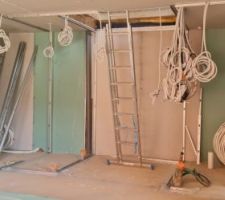Isolation et cloisons : rez-de-chaussée, emplacement de l'escalier entre la douche à l'italienne et le cellier.
