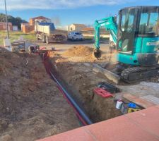 Tranchée faite pour relier les évacuations, gaine électrique, telecom...