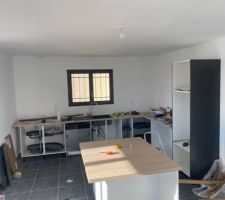 La cuisine prend forme petit à petit...
