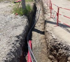Tranch&eacute; pour les c&acirc;bles 20000 Volts non gain&eacute;s et les retours BT dans les gaine rouges