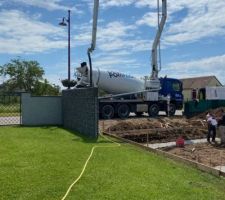 Dans la continuité des travaux, le terrassement ainsi que trou a été effectué la semaine dernière pour mettre en place les fondations.
Tout s'est très bien passé pour le moment.
Nous attendons la suite des travaux au courant de cette semaine..Affaire à suivre