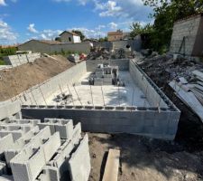 Elevation des murs de la piscine avant de couler dans les blocs à bancher