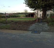 Le terrain vu de la rue.