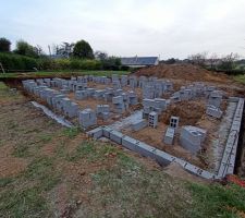 Les parpaings pr&ecirc;ts &agrave; &ecirc;tre mont&eacute;s