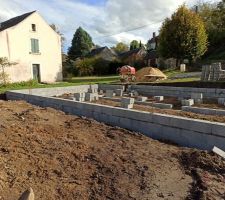 Le montage du vide sanitaire en bonne voie