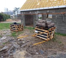 Les ardoises sont arrivées sur le chantier