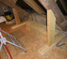 Debut des jambes de force pour soulager les fermes. La jambe repartie les efforts sur le plancher, et le mur.