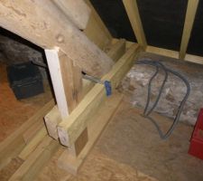 On voit pas bien, mais a cet endroit la ferme est complètement bouffée au niveau de l'encastrement du mur