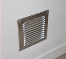 Caisson de d&eacute;compression pour le conduit de fumisterie