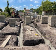 Les parpaings sont prêts pour monter les murs de refend du vide sanitaire.