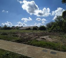 Terrain sans le réseau EU et plaque d'égout