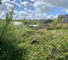 Terrain r&eacute;serv&eacute;. Bon c?est un peu la friche mais il poss&egrave;de un beau potentiel