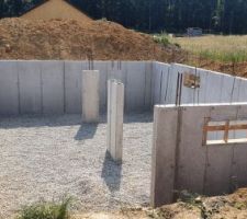 Murs du sous-sol coulés. Le décrochement dans le mur correspond a l'extension pour la terrasse