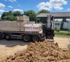 Arrivée du camion de livraison des parpaings