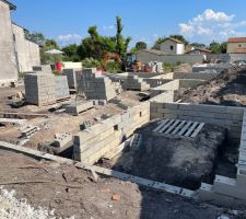 Les murs de refend sont quasiment montés à la fin de la première semaine