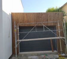 Le bardage du garage coté rue est posé