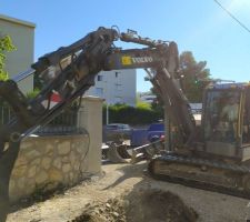 Le tractopelle revient pour déplacer des plantes et réaliser un enrobé de chantier (afin de ne pas avoir un champ de gadoue quand il pleut)