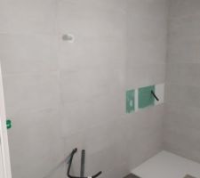 Le carrelage de la douche est quasiment fini d'être posé. Il semble qu'il manque une arrivée d'eau pour la douche.
Après discussion, le tuyau qui passe par le dressing est trop court et doit être remplacé...