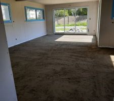 Pr&eacute; chape pour la pose de l isolant du chauffage au sol du rdc .