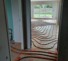 Pose des serpentins pour le chauffage au sol. Chauffage au gaz de ville