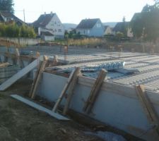 Cette semaine, le mur pour le vide sanitaire a &eacute;t&eacute; mis en place..
Normalement, si tout se passe bien, la dalle sera coul&eacute;e dans la semaine. L'avancement pour le moment est rapide, &agrave; voir pour les prochaines &eacute;tapes..