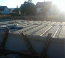 Cette semaine, le mur pour le vide sanitaire a &eacute;t&eacute; mis en place..
Normalement, si tout se passe bien, la dalle sera coul&eacute;e dans la semaine. L'avancement pour le moment est rapide, &agrave; voir pour les prochaines &eacute;tapes..