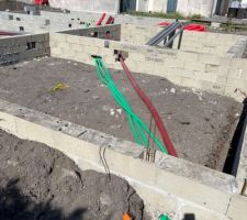 Passage des gaines en attente pour aller alimenter le local technique de la piscine et l'annexe