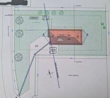 Plan de masse pour le permis de construire. Nous ferons un carport au dessus des deux voitures, qui rejoindra le décroché à côté de la porte d'entrée afin d'avoir tout un chemin à l'abri de la pluie lorsqu'on sort de la voiture.