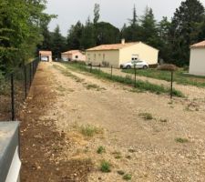 Voilà le chemin d?accès est clôturé nous avons avancé la pose pour éviter les passages des livreurs via notre entrée pour aller chez nos voisins 
Grillage soudé gris anthracite