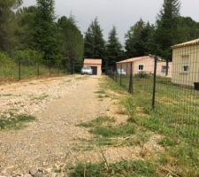 Voilà le chemin d?accès est clôturé nous avons avancé la pose pour éviter les passages des livreurs via notre entrée pour aller chez nos voisins 
Grillage soudé gris anthracite