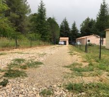 Voilà le chemin d?accès est clôturé nous avons avancé la pose pour éviter les passages des livreurs via notre entrée pour aller chez nos voisins 
Grillage soudé gris anthracite