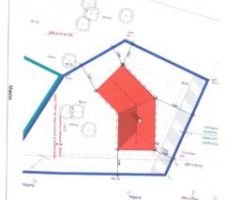 Plan de masse cette fois avec une orientation sud non sans mal a cause de la réglementation d'implantation mais on y est arrivé ??