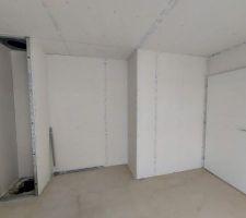 1er étage : placard du bureau avec conduit de cheminée