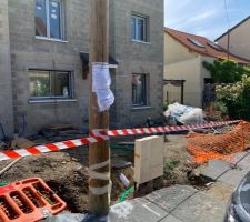 A défaut d'avoir des barrières métalliques... Je mets un ruban de sécurité... C'est mieux que rien...