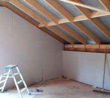 Début des placo: isolation périphérique en polystyrène + BA13
