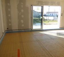 S&eacute;jour-salon. Pose de grillage au sol avant de couler la chape.