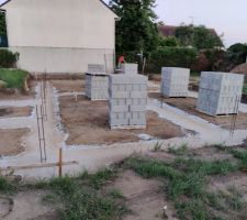 Livraison des parpaings et autres ferrailles pour un VS prévu de 60cm... Pourvu que ça aille vite... Et bien!