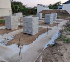 Livraison des parpaings et autres ferrailles pour un VS prévu de 60cm... Pourvu que ça aille vite... Et bien!