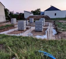 Livraison des parpaings et autres ferrailles pour un VS prévu de 60cm... Pourvu que ça aille vite... Et bien!