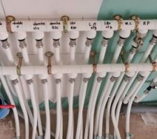 Pose des tubes pour les points d'eau et radiateurs. 
Le plombier a bien noté les correspondances.
