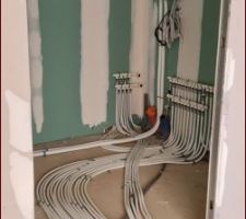 Pose des tubes pour les radiateurs de l'étage et les points d'eau.
