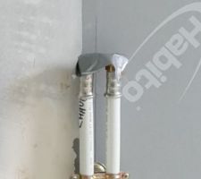 Les tuyaux ne sont pas de couleur afin de distinguer le chaud du froid alors il faut regarder au bout l'annotation chaud/froid pour ne pas se tromper.